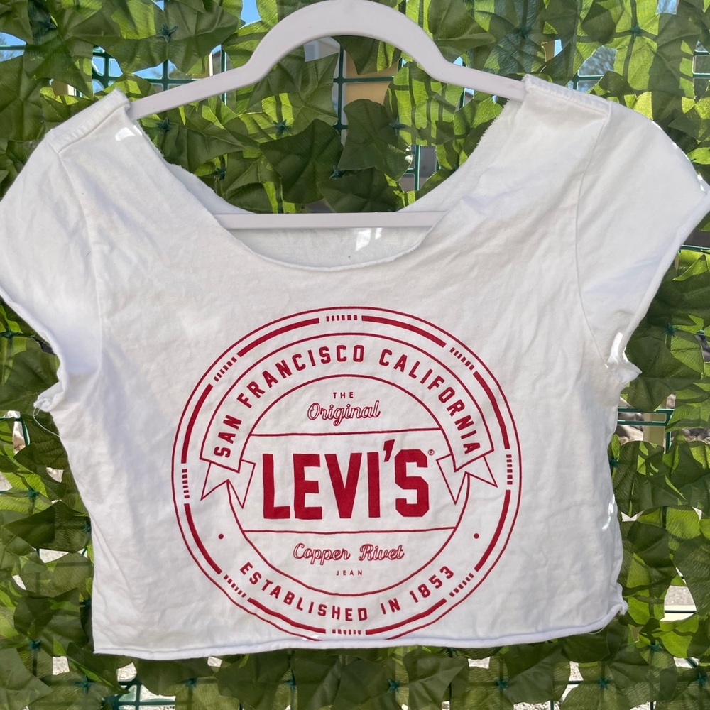 Cropped Levi’s Tee